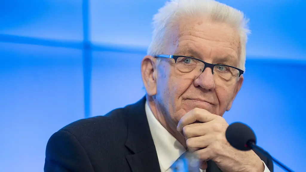 Ministerpraesident-Winfried-Kretschmann-ehrte-Streich-und-22-andere-Persoenlichkeiten-des-Landes