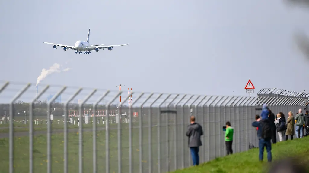 Schaulustige-verfolgen-die-Landungen-des-Airbus-A380-am-Flughafen-Leipzig-Halle