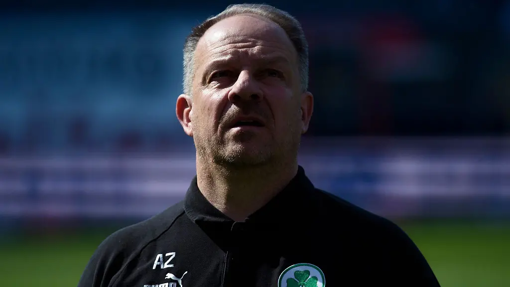 Fuerths-Trainer-Alexander-Zorniger-geht-nach-dem-Spiel-ueber-den-Platz