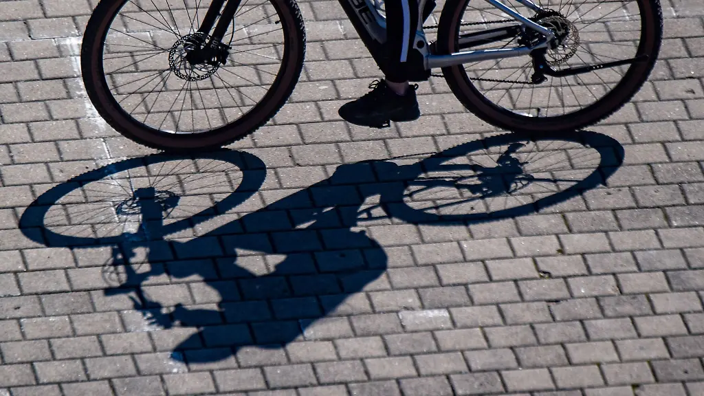 Ein-Fahrradfahrer-wirft-einen-Schatten