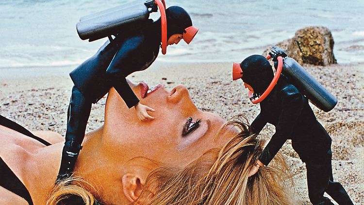 Eine Frage der Perspektive: 1981/82 zogen June und Helmut Newton von Paris nach Monte-Carlo - dadurch verlagerte sich nicht nur der Lebensmittelpunkt, sondern wechselte auch der Blickwinkel. ("Untitled, Saint-Tropez 1975)