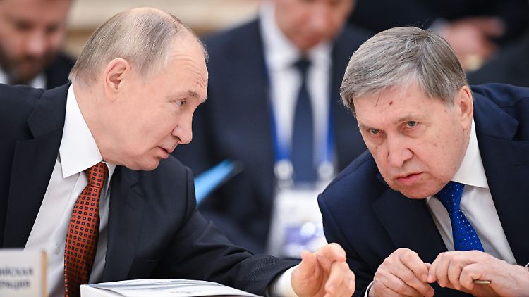 Der Kreml hoffe, dass Trumps Äußerung ironisch gemeint war, sagte Putin-Berater Uschakow (r.)