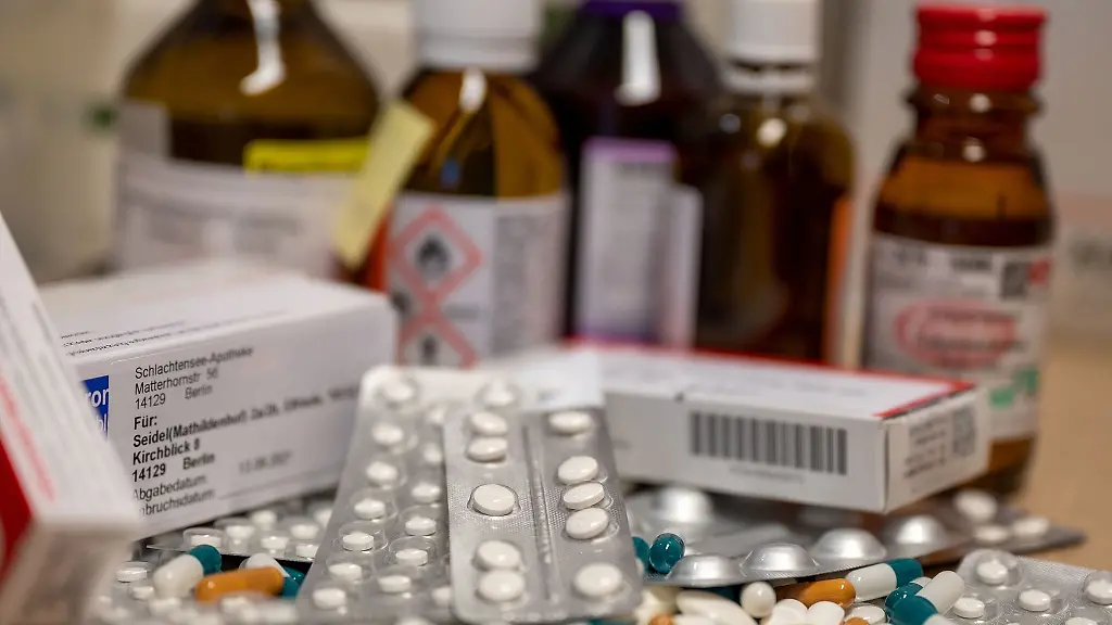 Medikamente-liegen-auf-einem-Tisch