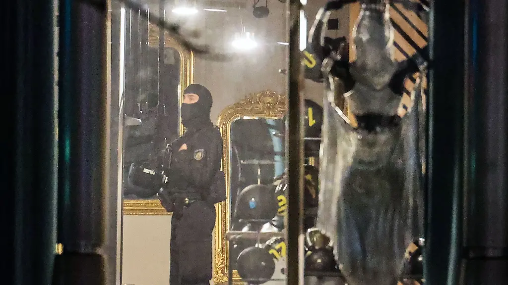 Ein-Polizist-ist-in-Duisburg-in-einem-Gebaeude-in-einem-Fitnessstudio-im-Einsatz