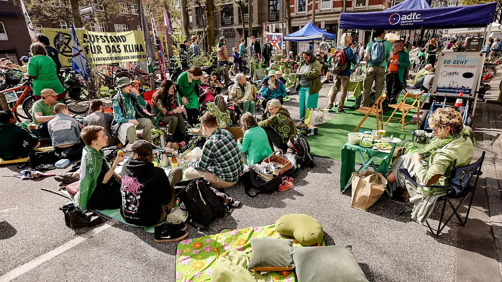 Teilnehmer-des-Breakfast-in-Green-fruehstuecken-auf-der-Langen-Reihe-im-Hamburger-Stadtteil-St-Georg