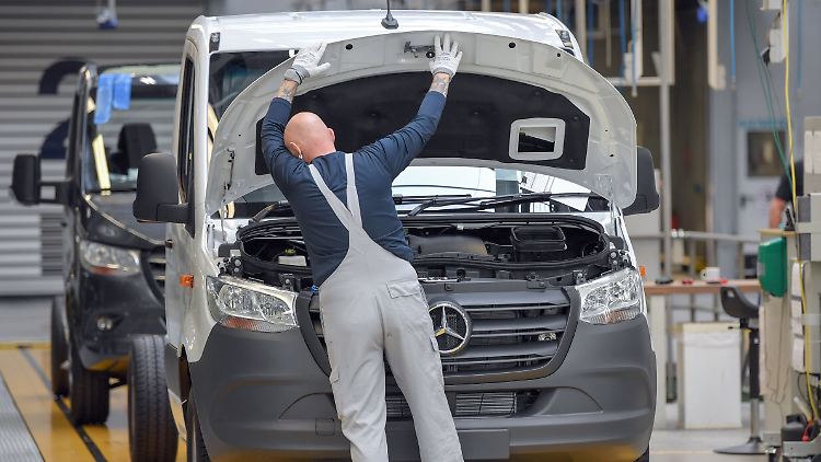 Mercedes-Benz produziert die Sprinter-Modelle bisher an drei Standorten - zwei Werke davon sind in Deutschland.