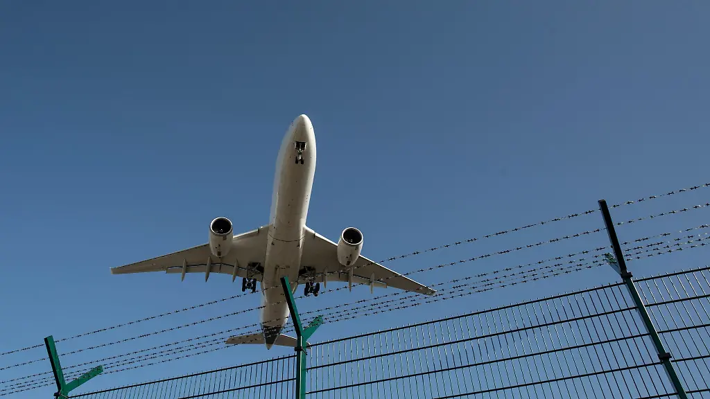 Ein-Flugzeug-bei-der-Landung