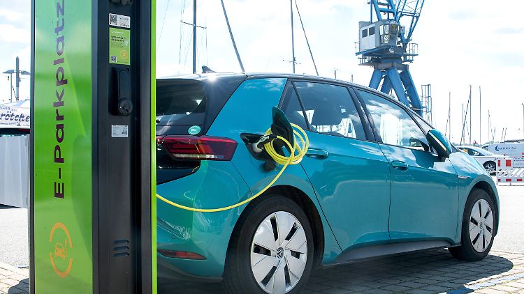 Mit einer passenden Wallbox könnten E-Autos künftig nicht nur Strom für den eigenen Betrieb speichern, sondern auch ins Stromnetz zurückspeisen.