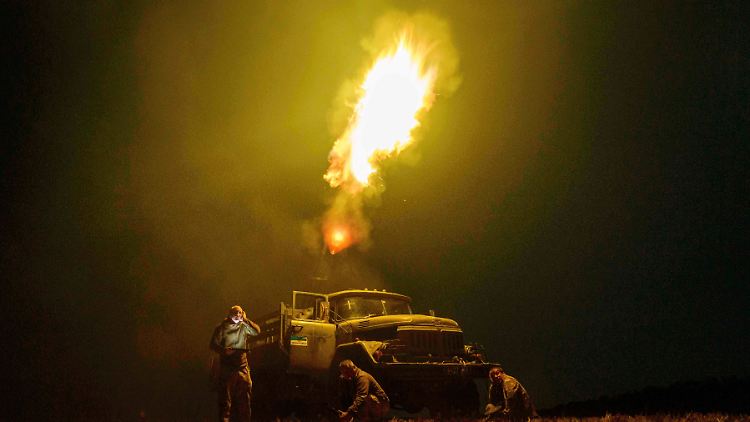 Ukrainische Soldaten der Luftverteidigungseinheit der 59. Brigade feuern auf russische Kampfdrohnen in der Region Dnipropetrovsk.