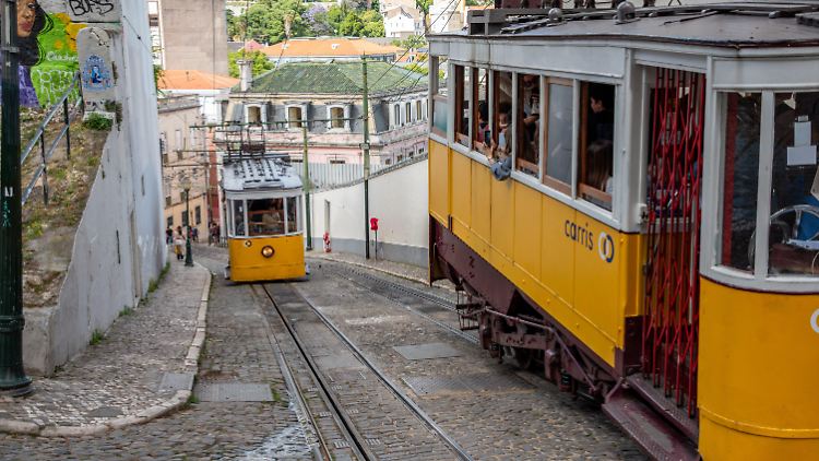 Eine Bahn fährt den Berg hinauf, die andere hinunter.