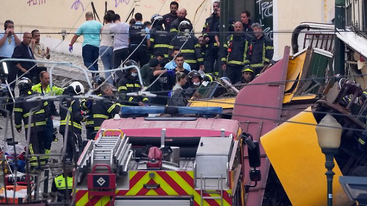 Rettungskräfte sind mit einem Großaufgebot an der Unfallstelle.