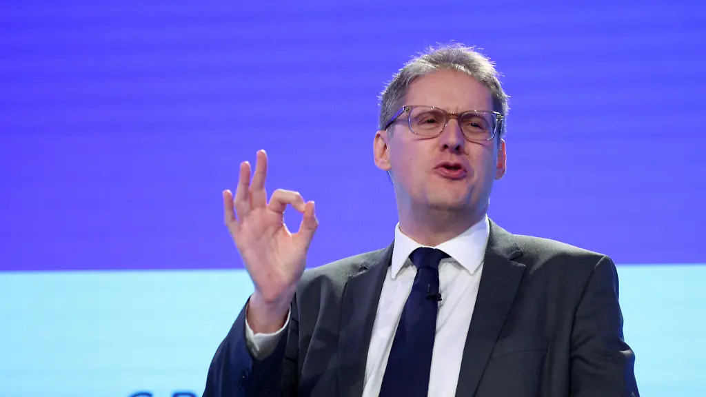 2022-11-21T103140Z-1393449014-RC2AQX9E9RF2-RTRMADP-3-BRITAIN-ECONOMY-1