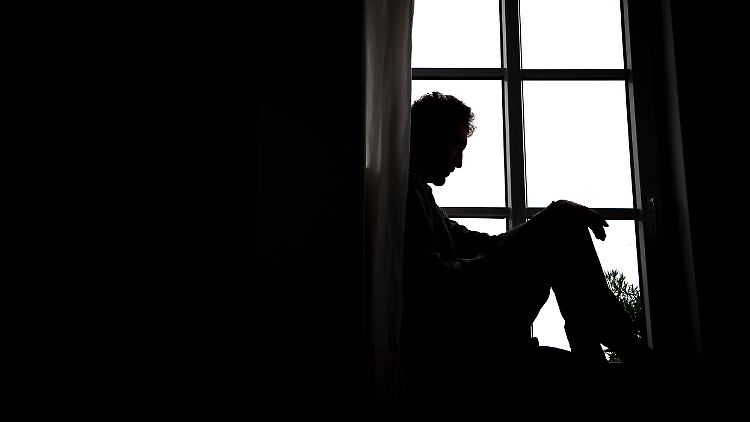 Aus Scham und Angst vor Ablehnung ziehen sich viele Menschen in suizidalen Krisen zurück.