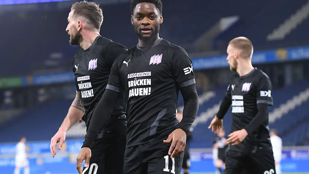 Ba-Muaka-Simakala-M-und-seine-Mitspieler-Marc-Heider-l-und-Sebastian-Klaas-waehrend-eines-Spiels