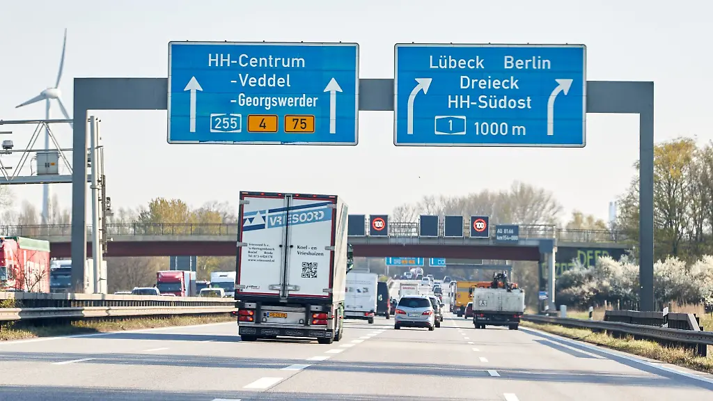 Blick-auf-die-A1-in-Hamburg-Richtung-Norden-vor-der-Sperrung