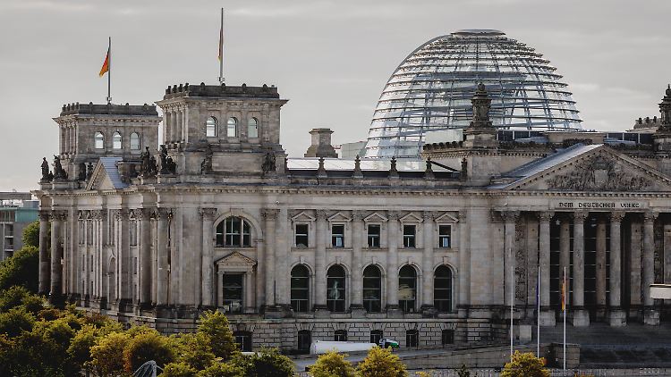 Im Bundestag wird hitzig über potenzielle Einsparungen bei den Sozialsystemen debattiert.