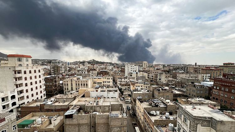 Ein israelischer Raketenangriff trifft im Mai Jemens Hauptstadt Sanaa. 