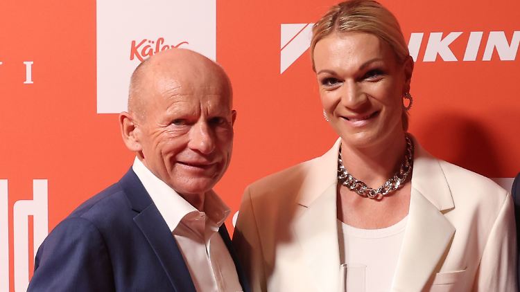 Für das Paar seien die Unterschiede jedenfalls kein Problem, eine Beziehung auf Augenhöhe habe nichts mit der Körpergröße oder dem Alter zu tun, erzählt Höfl-Riesch. 