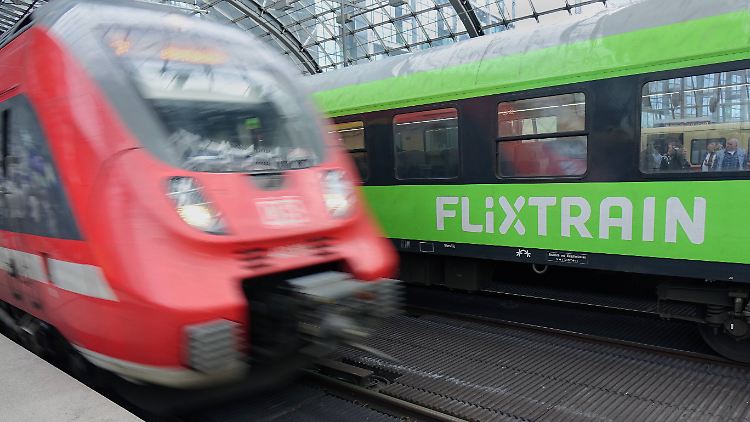 Flixtrain selbst fährt nicht in die 300 Städte, dafür dienen unter anderem die roten DB-Züge.