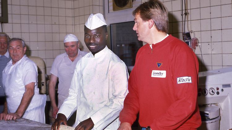 Leroys Vater Souleymane Sané zum Ortstermin in einer Bäckerei. 