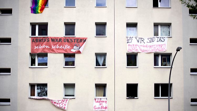 Transparente hängen aus dem Plattenbau in der Habersaathstraße.