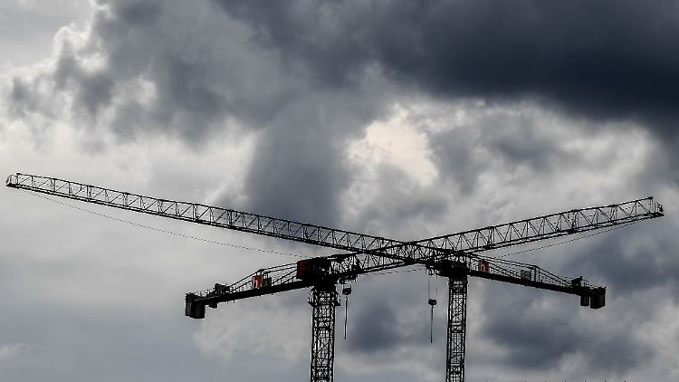 Die deutsche Wirtschaft wird nach Ifo-Einschätzung in diesem und nächsten Jahr schwächer wachsen als erwartet. (Symbolbild)