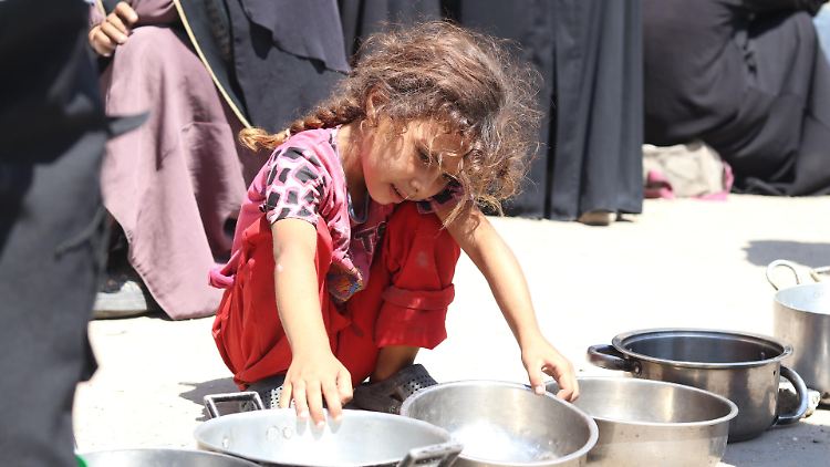 Ein Mädchen wartet am Donnerstag auf die Nahrungsmittelverteilung in Gaza-Stadt.