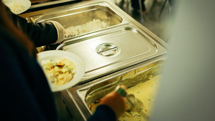 Ein Büfett sei in der Schulmensa besonders gut geeignet, sagt Ernährungsmedizinerin Katharina Timper.