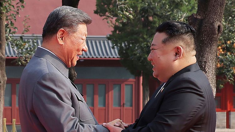 Nordkoreas Machthaber Kim Jong Un (r.) betont die guten Beziehungen zu Chinas Staatschef Xi Jinping.