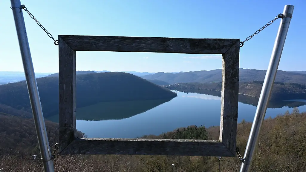 Durch-einen-Bilderrahmen-kann-man-in-Waldeck-das-Panorama-des-Edersees-betrachten