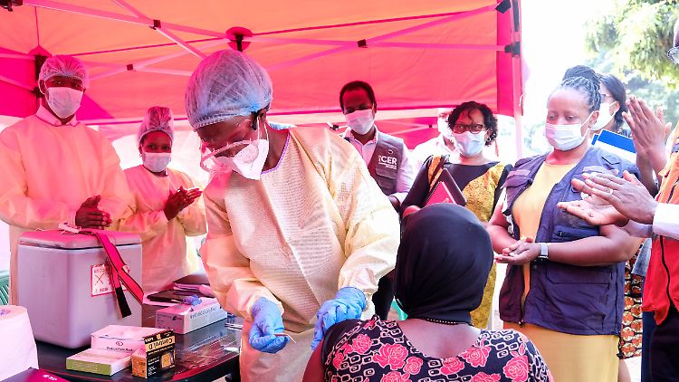 Erst im April kam es im Nachbarland Uganda zu einem Ebola-Ausbruch. Hier wird eine Frau gegen das Virus geimpft.