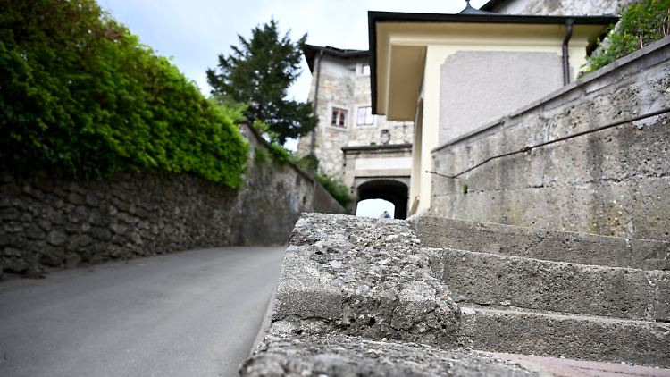 Die derzeitige Zufahrt zur Villa ist steil, eng und im Winter schwierig zu befahren.