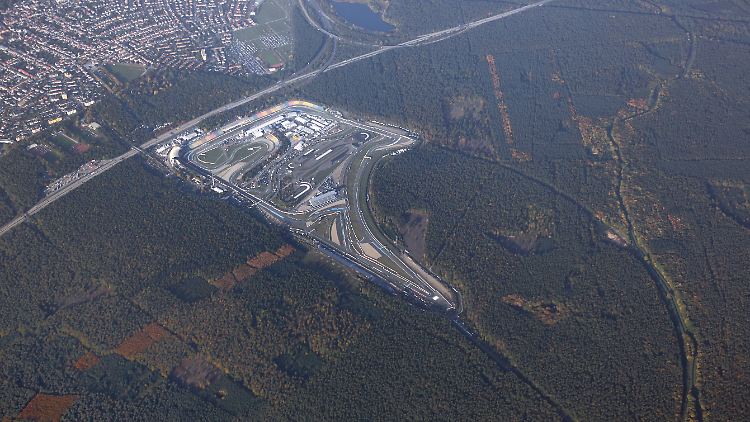 Der Hockenheimring aus der Luft: Im Wald ist noch der frühere Verlauf des längeren Rundkurses zu erkennen.