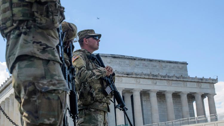 Die große Präsenz der bewaffneten Nationalgardisten störe unter anderem den Tourismus und die Gastronomie, argumentiert der Washingtoner Generalstaatsanwalt.
