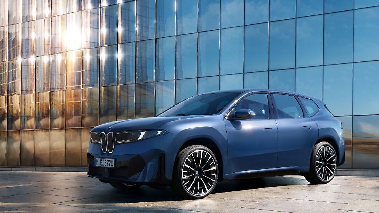 Actually, the basic layout of the new BMW isn't all that fancy, except for the distinctive wheel arches with their stylish touch. Only the grille and taillights make it stand out from the crowd.