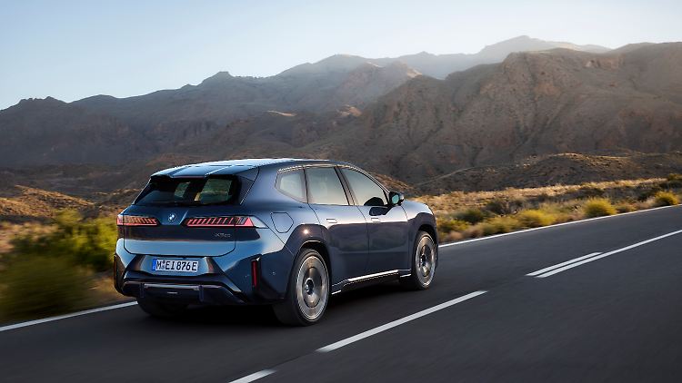 The new BMW iX3 has particularly expressive rear lights.