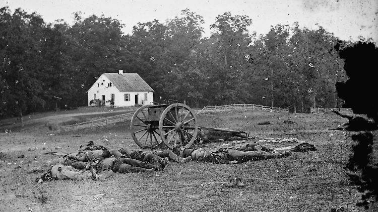 Leichen gefallener Soldaten auf dem Schlachtfeld von Antietam.
