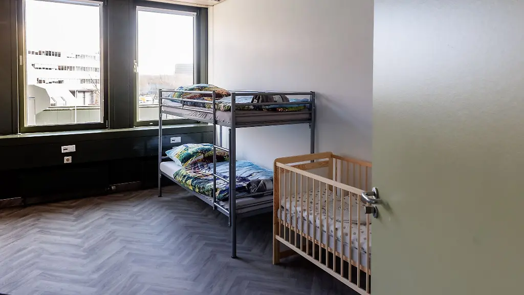 Blick-in-einen-fuer-Fluechtlinge-eingerichteten-Wohnraum