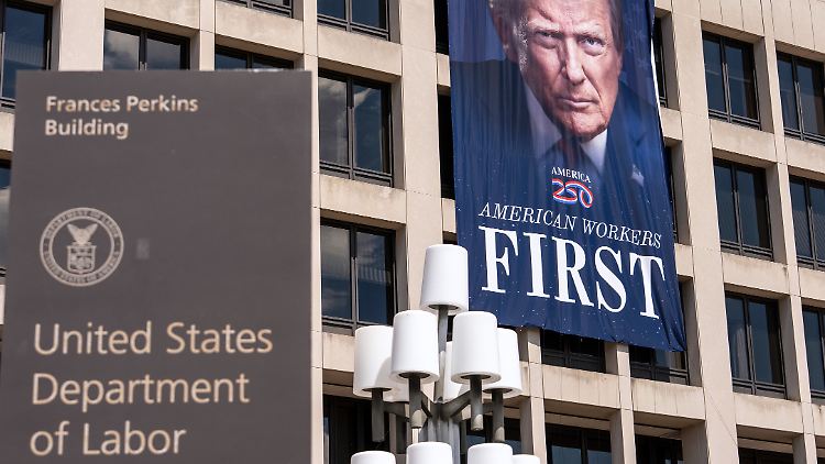 "American Workers first" - Amerikanische Arbeiter zuerst, ist das Credo des US-Präsidenten. Ob das auch faktisch gedeckt ist, daran gibt es starke Zweifel.