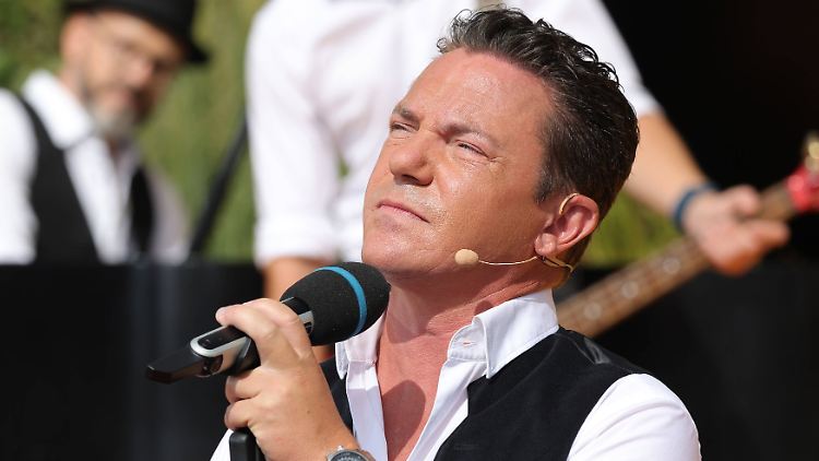 Mit Tränen in den Augen sang Stefan Mross für seine verstorbene Mutter.