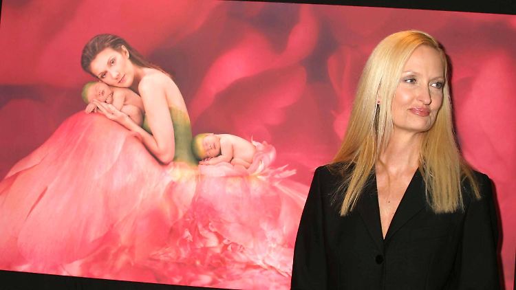 Die Bilder wurden immer "mit Erlaubnis der Eltern" verwendet, sagt Anne Geddes. Und die Eltern waren immer am Set. Oder gleich mit auf dem Foto, wie hier Céline Dion.