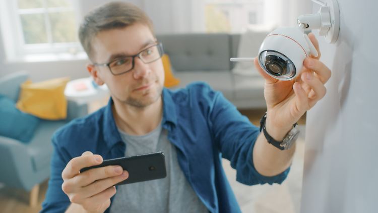 Überwachungskameras im Haus oder draußen erhöhen das Sicherheitsgefühl rund um die eigenen vier Wände – und müssen dabei nicht teuer sein.