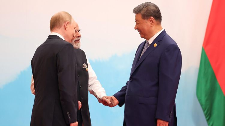 Händehalten gegen den Westen: Xi mit Modi (M.) und Putin.