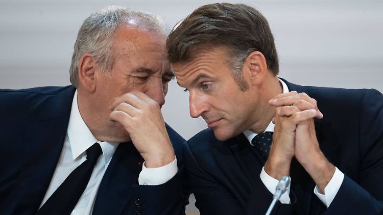 Weder Bayrou (l) noch Macron gelang es, im Haushaltsstreit zwischen den politischen Lagern zu vermitteln.