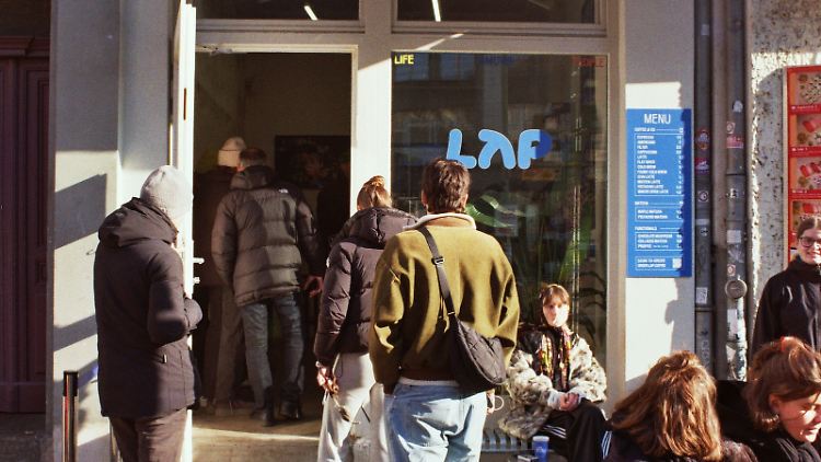 Inzwischen poppen immer mehr der minimalistisch eingerichteten Filialen mit dem blauen Logo auf – und das oft in bester Kiezlage.