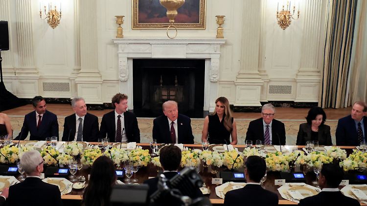 Trump liebt Lobeshymnen und bekommt sie auch.