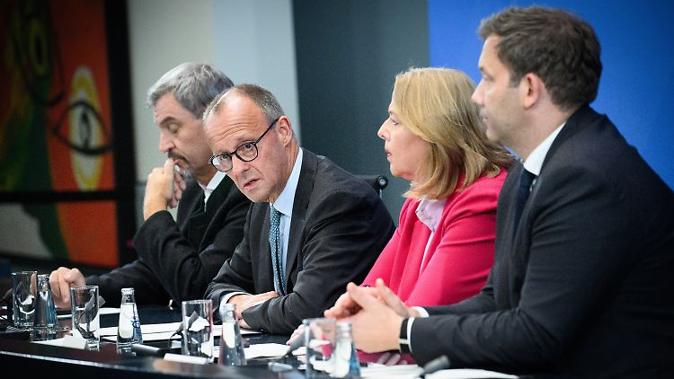 Merz, Bas, Klingbeil und Söder bemühten sich bei einer Pressekonferenz um demonstrative Einigkeit und gute Laune.
