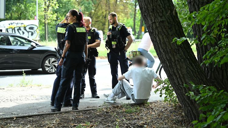 Nach ersten Erkenntnissen der Polizei kam der Wagen von der Straße ab, fuhr auf den Gehweg und erfasste mehrere Menschen.