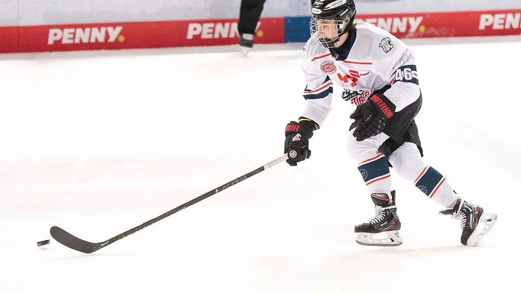 Moritz-Elias-von-Nuernberg-spielt-den-Puck