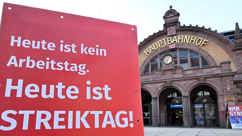 Heute-ist-Streiktag-steht-auf-einem-Plakat-vor-dem-Erfurter-Hauptbahnhof